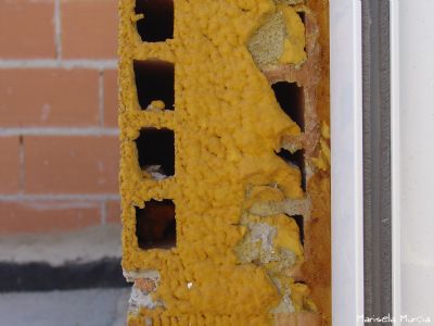 Foto de un muro con el detalle del aislamiento
