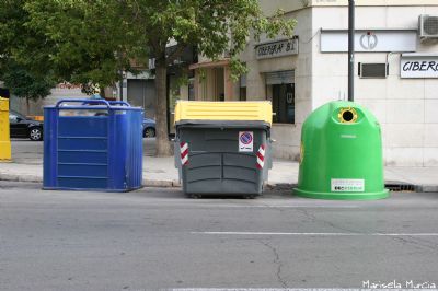 Foto con varios contenedores de reciclaje